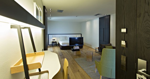 Chambre Junior Suite spacieuse de 45 m2. L’une d’elles est en duplex. Elles disposent toutes d’une terrasse privée offrant une vue impressionnante sur l’Empordà.