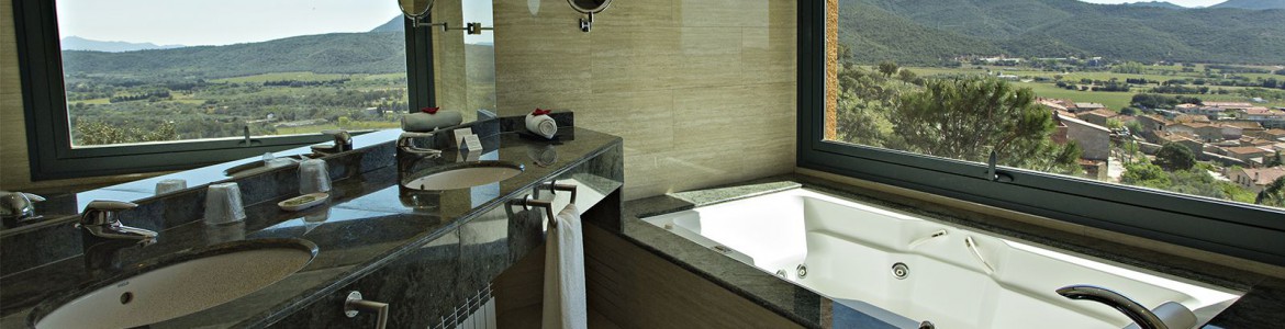 C'est un espace très lumineux et chaleureux, grâce au caractère des matériaux et à ses grandes baies vitrées, qui créent une atmosphère pour que vous vous sentiez chez vous. Il dispose d'un bain hydromassant pour deux personnes et d'une vue spectaculaire.